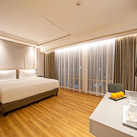 Platinum Hotel Tunjungan Surabaia Exterior foto