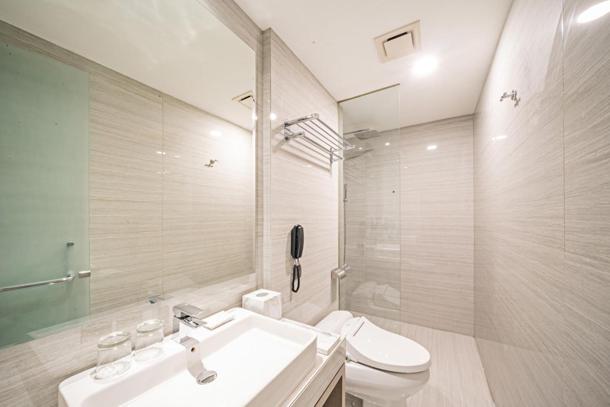 Platinum Hotel Tunjungan Surabaia Exterior foto