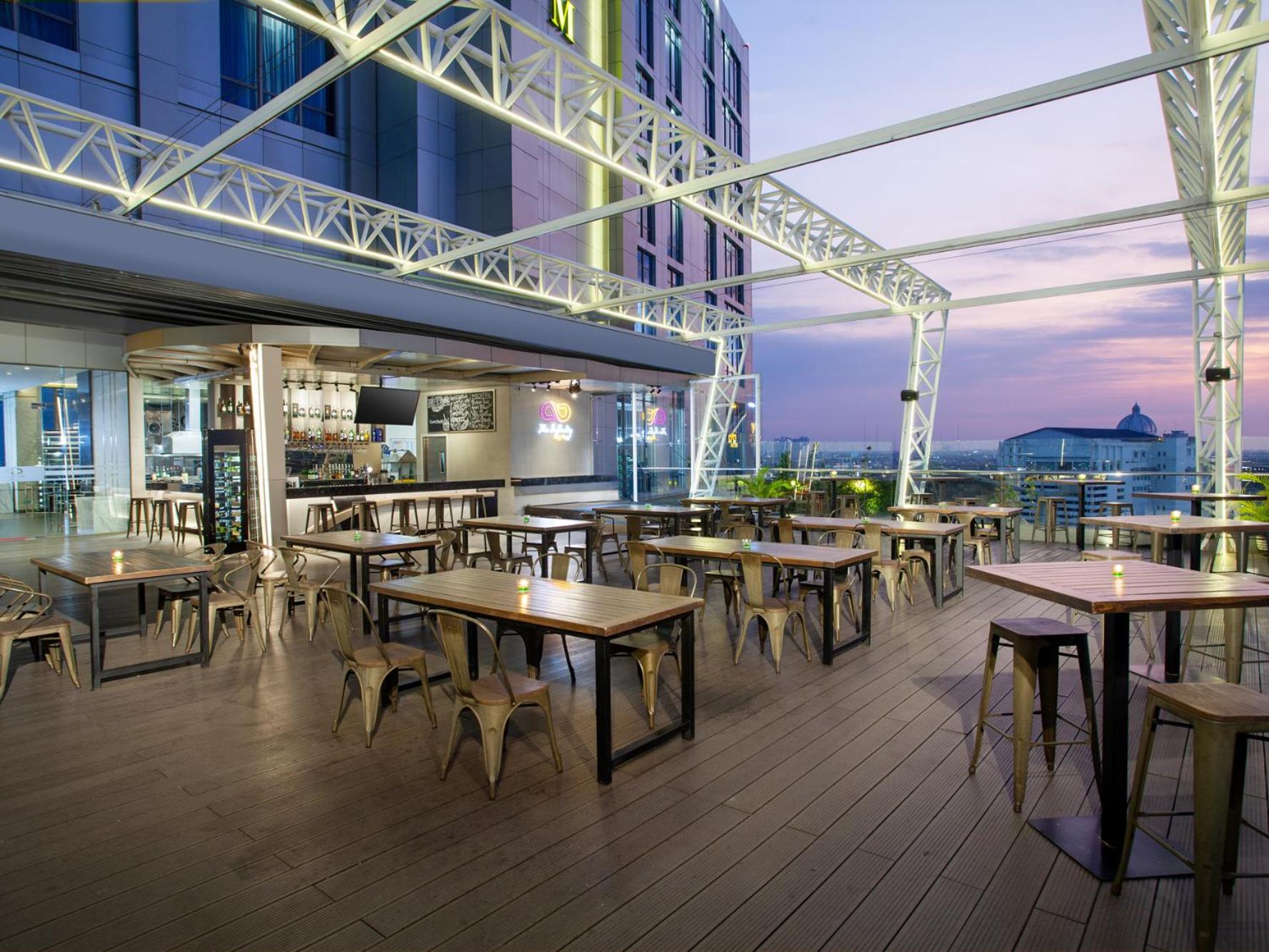 Platinum Hotel Tunjungan Surabaia Exterior foto